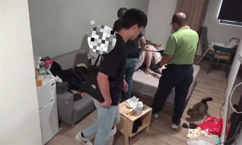 警方前往販毒集團首腦的套房攻堅，查獲大量喪屍菸彈菸油。(圖／翻攝畫面)
