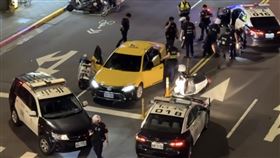 整台計程車被警方攔截，荒謬情事才順利落幕。（圖／翻攝畫面）