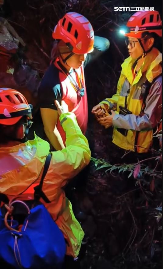 新竹縣五峰分隊小隊長鄧宇君被巨石砸中，造成頸椎骨折。（圖／翻攝畫面）