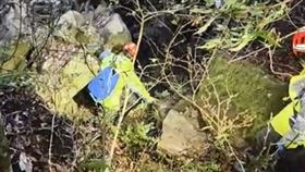 新竹縣五峰分隊小隊長鄧宇君被巨石砸中，造成頸椎骨折。（圖／翻攝畫面）