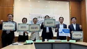 民進黨立委邱志偉、許智傑、林俊憲、郭國文、陳素月、徐富癸召開「國會立委做典範，推動車廂新秩序」記者會。（圖／記者劉秀敏攝影）