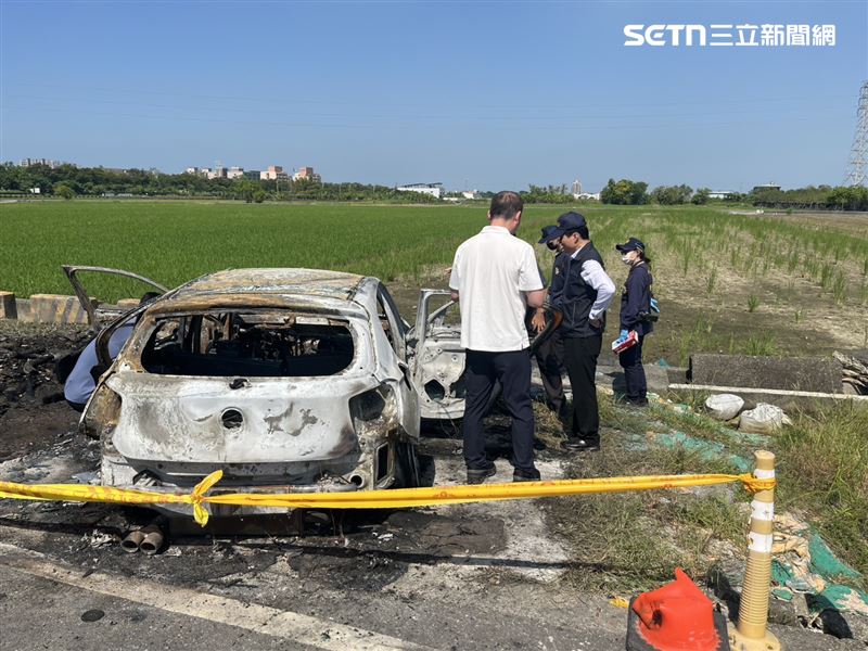 警方上午在橋頭區鹽田路找到犯案車輛，已被放火焚燒。（圖／翻攝畫面）