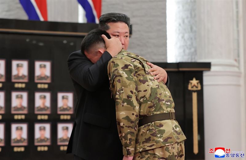 金正恩會見駐俄部隊的相關人員，給予高度肯定。（圖／翻攝自朝中社）