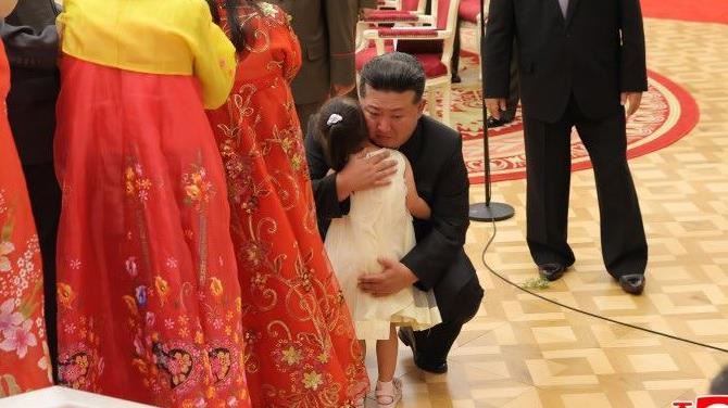 金正恩哭到臉脹紅！緊抱戰死士兵兒女致歉