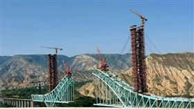 中國川青鐵路青海段一處在建中的尖扎黃河特大橋發生施工意外，現場突發鋼索斷裂，造成7人遇難，尚有9人失聯，救援工作仍在進行。（圖／翻攝自微博）