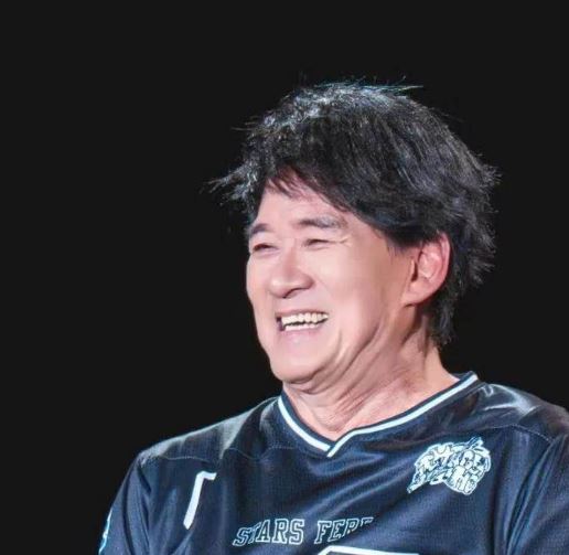 雙下巴更是多達四層，脖子鬆弛如老樹根。（圖／翻攝自網路）