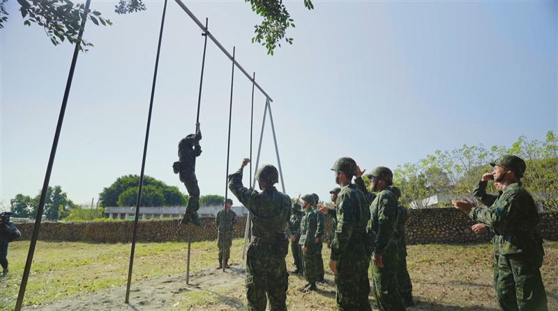 黃鐙輝班長教學五百障礙項目爬竿，星兵們為班長歡呼。(圖／台視提供)