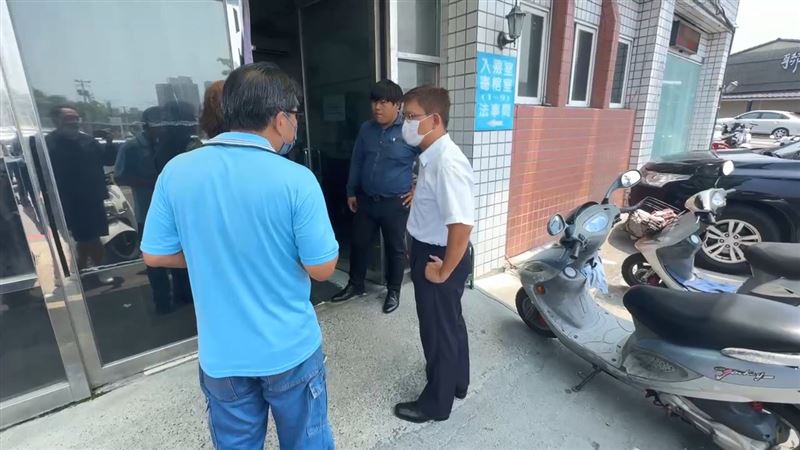 檢察官（白衣者）抵達殯儀館主持相驗。（圖／翻攝畫面）
