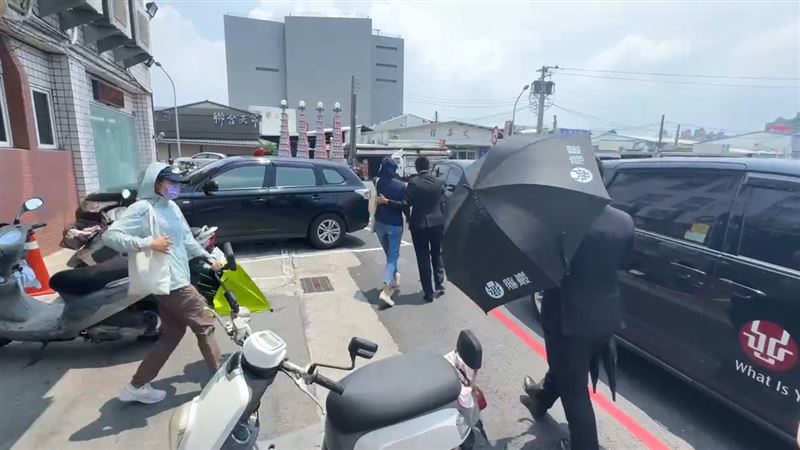 家屬認屍完畢，在禮儀公司安排下快速離開殯儀館。（圖／翻攝畫面）