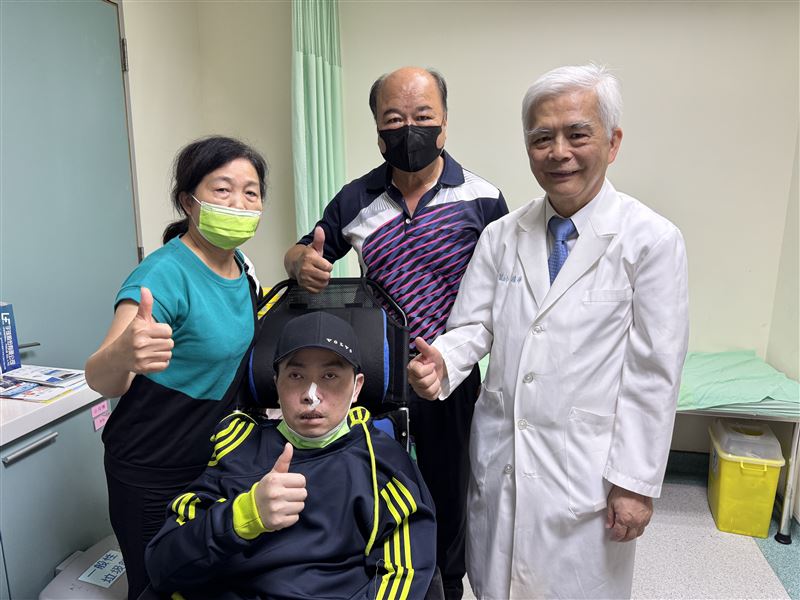 42歲輪胎廠老闆遭誤診腦瘤術後一年，終於能出院，讓家人相當感動。(圖／烏日林新醫院提供)