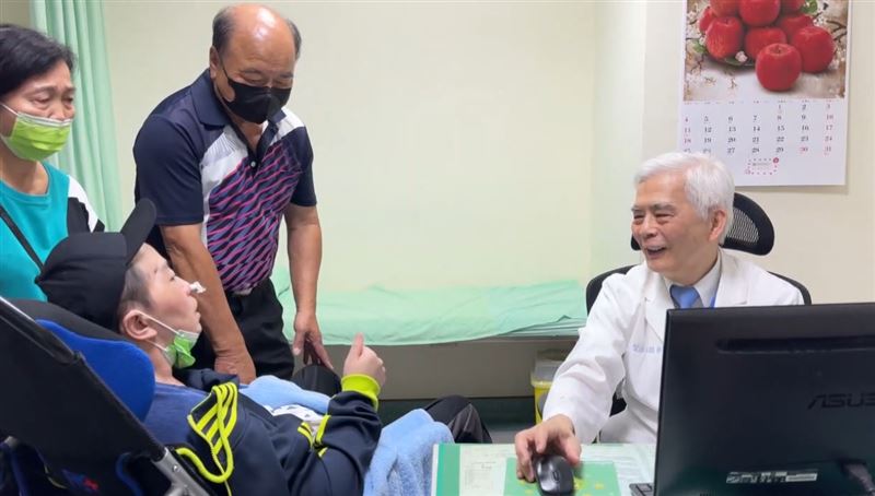 42歲王姓男子因撞傷眼角，卻被誤診腦瘤，開顱手術後竟變成植物人，轉院治療後奇蹟甦醒。(圖／烏日林新醫院提供)
