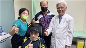 42歲王姓男子，輪胎場老闆，撞傷眼角，誤診腦瘤，開顱手術變植物人，4個月奇蹟甦醒，神經外科顏精華醫師。(圖／烏日林新醫院提供)