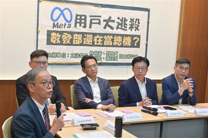 林俊憲、郭國文、鍾佳濱、賴瑞隆和百萬網紅謝立琪召開記者會，控訴「Meta大逃殺」，無故多次停權使用者帳號。（圖／郭國文國會辦公室提供）
