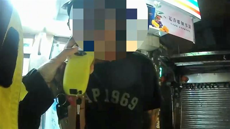 吳男不配合警方酒測。（圖／翻攝畫面）