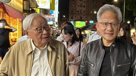 輝達（NVIDIA）執行長黃仁勳、台積電（2330）創辦人張忠謀、廣達（2382）董事長林百里等AI大咖，今（29）日再訪超難訂私廚「鄒記食舖」，結束後竟續攤寧夏夜市吃蚵仔煎。（圖／寧夏夜市榮譽會長提供）