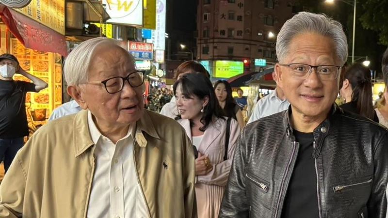 輝達執行長黃仁勳（右）特別準備生日禮物，晚間會北返與張忠謀夫婦一同餐會，幫張忠謀（左）補過94歲生日，且會共飲威士忌。（圖／寧夏夜市榮譽會長提供）