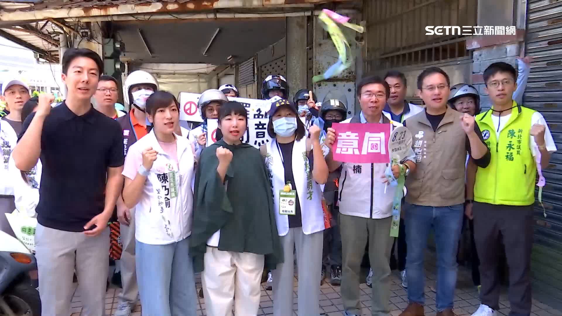 罷團「拔羅波」合體民進黨發言人吳崢（前左1）等人一同車掃