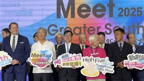 傳出可能卸任消息前，經濟部長郭智輝現身高雄亞灣活動，他語出風趣表示「今天還是照稿唸好了」，自嘲近來爭議不斷。郭智輝自認「來是偶然，去是必然」，不預設內閣去留，全力完成任務。圖片描述。（圖／記者師瑞德攝影）