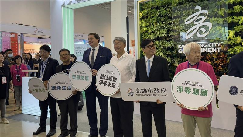 傳出可能卸任消息前，經濟部長郭智輝現身高雄亞灣活動，他語出風趣表示「今天還是照稿唸好了」，自嘲近來爭議不斷。郭智輝自認「來是偶然，去是必然」，不預設內閣去留，全力完成任務。圖片描述。（圖／記者師瑞德攝影）