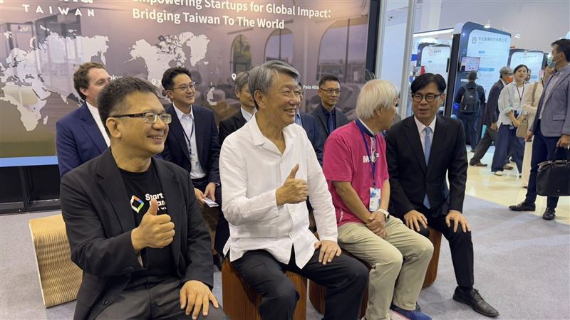 傳出可能卸任消息前，經濟部長郭智輝現身高雄亞灣活動，他語出風趣表示「今天還是照稿唸好了」，自嘲近來爭議不斷。郭智輝自認「來是偶然，去是必然」，不預設內閣去留，全力完成任務。圖片描述。（圖／記者師瑞德攝影）