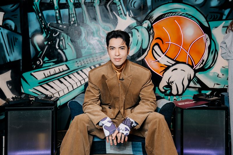 蕭敬騰聽選手唱〈征服〉回憶殺。（圖／踢帕娛樂提供）
