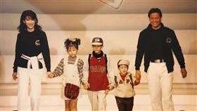 徐乃麟（最右）全家人一起替品牌走秀。（圖／翻攝自IG）