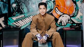 蕭敬騰聽選手唱〈征服〉回憶殺。（圖／踢帕娛樂提供）