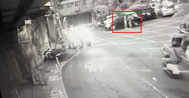 曾少被強擄上車的監視器畫面。（圖／翻攝畫面）