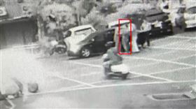 曾少被強擄上車的監視器畫面。（圖／翻攝畫面）
