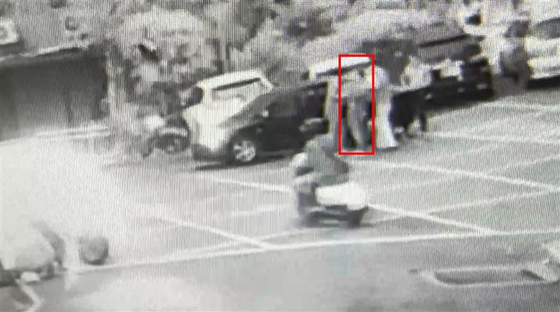 曾少被強擄上車的監視器畫面。（圖／翻攝畫面）