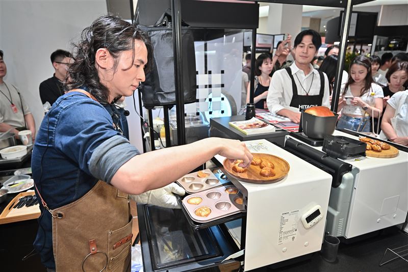 知名 YouTube 頻道「厭世甜點店」拿拿摳老師（左）於 500 甜現場製作奶油烤年糕