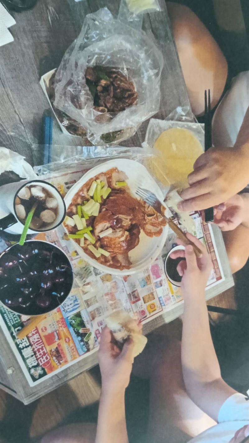 有國中生吃完後嚴重上吐下瀉，不得不包尿布上學。(圖／翻攝畫面)