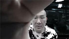 館長才宣布開抖音直播秒變黑白色見露餡急遮鏡頭。（圖／翻攝自館長惡名昭彰Youtube頻道）