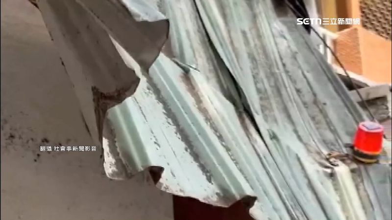 懸空鐵皮成凶器　遊客遭刮頭流血控：超扯
