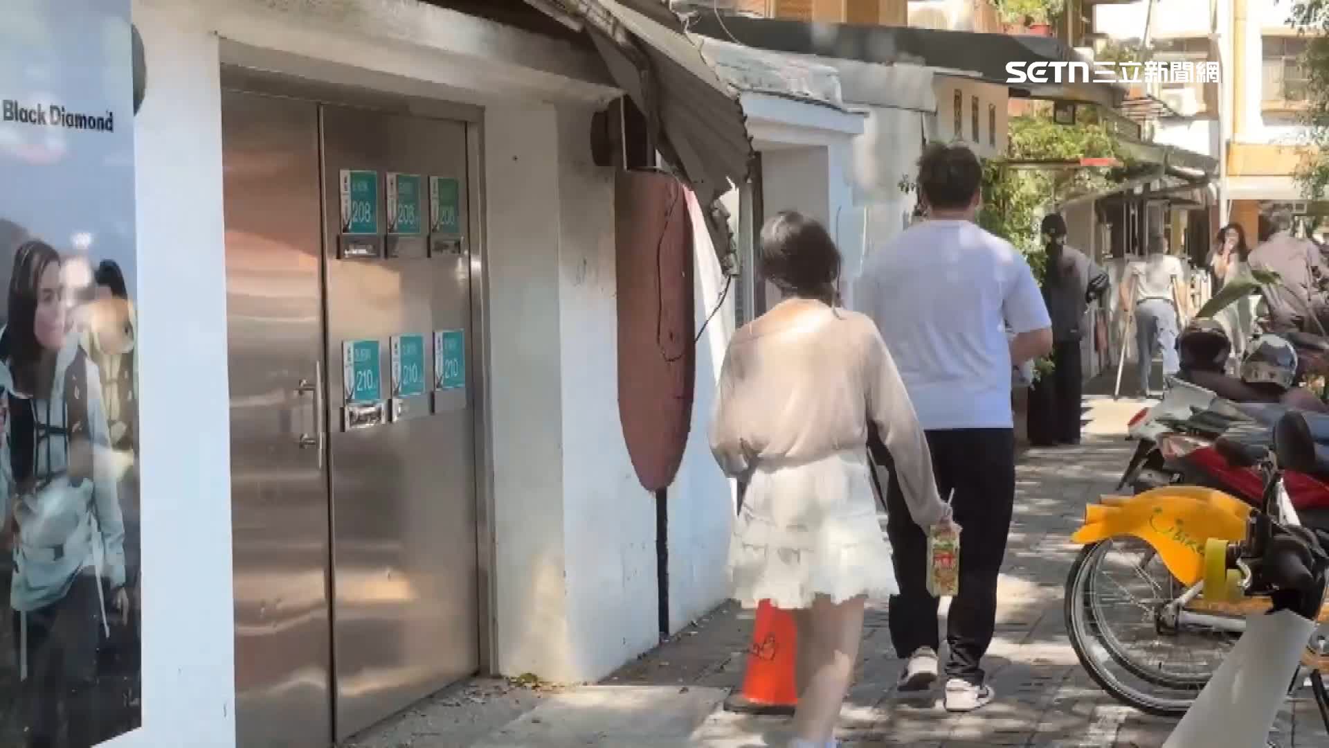 只有一個三角錐太不起眼，工務局要求住戶應加強警告標示，提醒行人注意