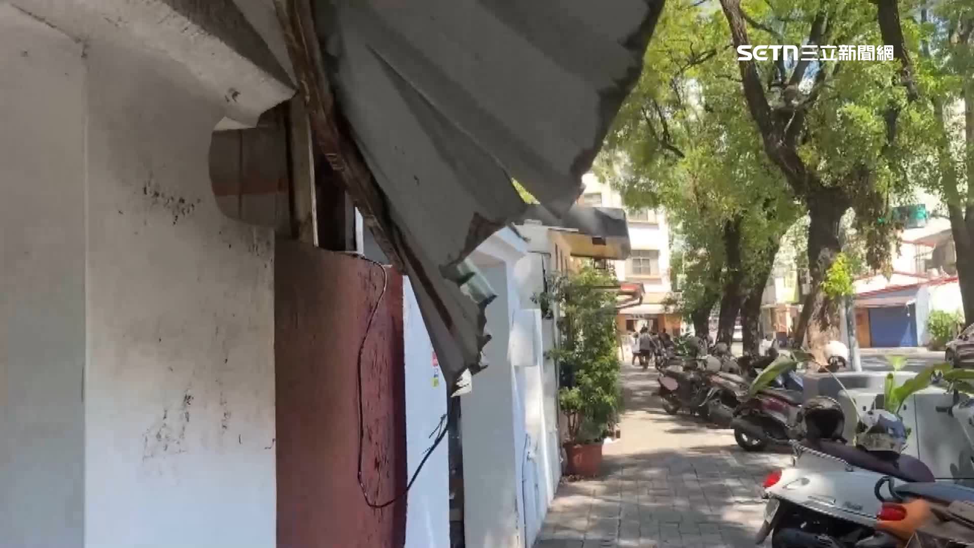 台南五妃街人行道上有一塊懸掛的鐵皮，高度剛好在成人頭部
