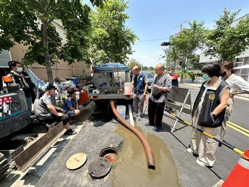 檢警查緝不法環保業者，當場抓到業者傾倒水肥、油污，灌入北屯區地下道。(圖／翻攝畫面)