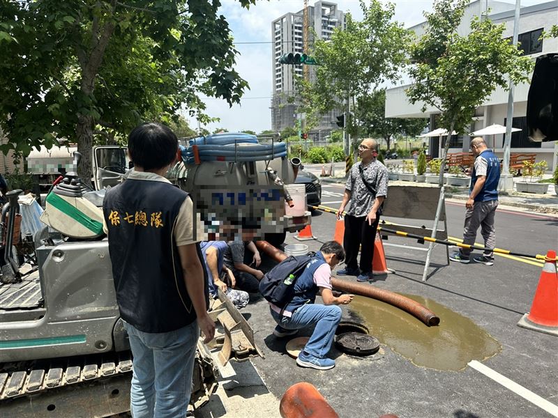 檢警調查，不法業者傾倒的水肥油污多達1000噸，不法獲利517萬。(圖／翻攝畫面)
