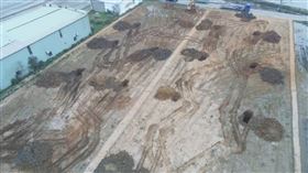 業者租用農地開挖土方再回填建築廢棄物。圖片描述。（圖／桃檢提供） 