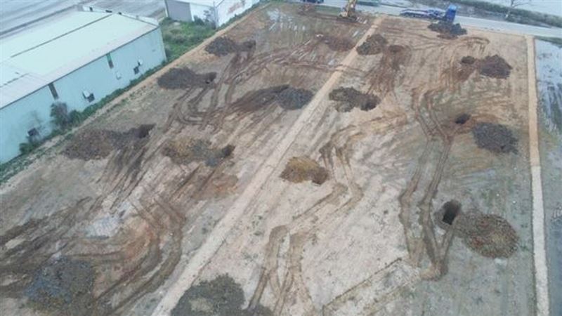 業者租用農地開挖土方再回填建築廢棄物。（圖／桃檢提供）