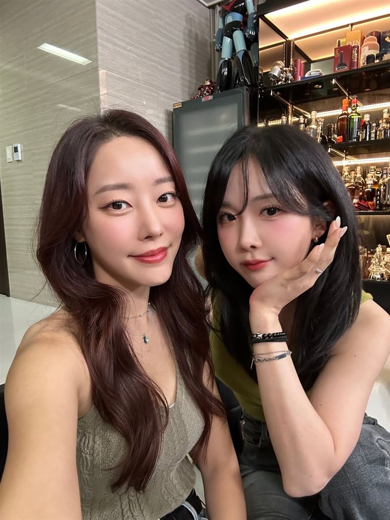 高佑麗（左）、趙賢榮（右）曝光不為人知的合約條款。（圖／翻攝自高佑麗IG）