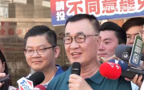 李四川日前也到新店幫國民黨立委羅明才掃街反罷免，並接受媒體聯訪。（圖／翻攝畫面）