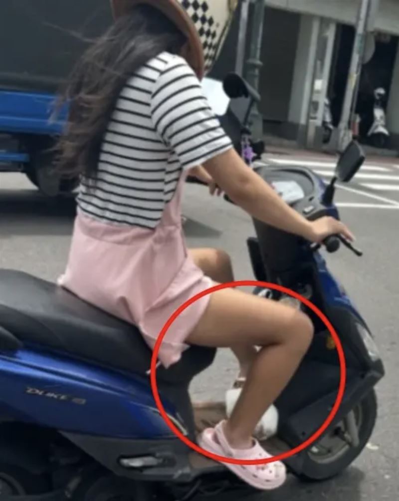 范女將兔子放在機車踏板後高速行駛，害兔子慘摔受傷縫2針。（圖／翻攝畫面）