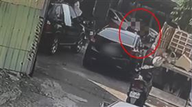 前夫與友人在廢車場處理車輛時，慘遭槍手尾隨、開槍。（圖／翻攝畫面）