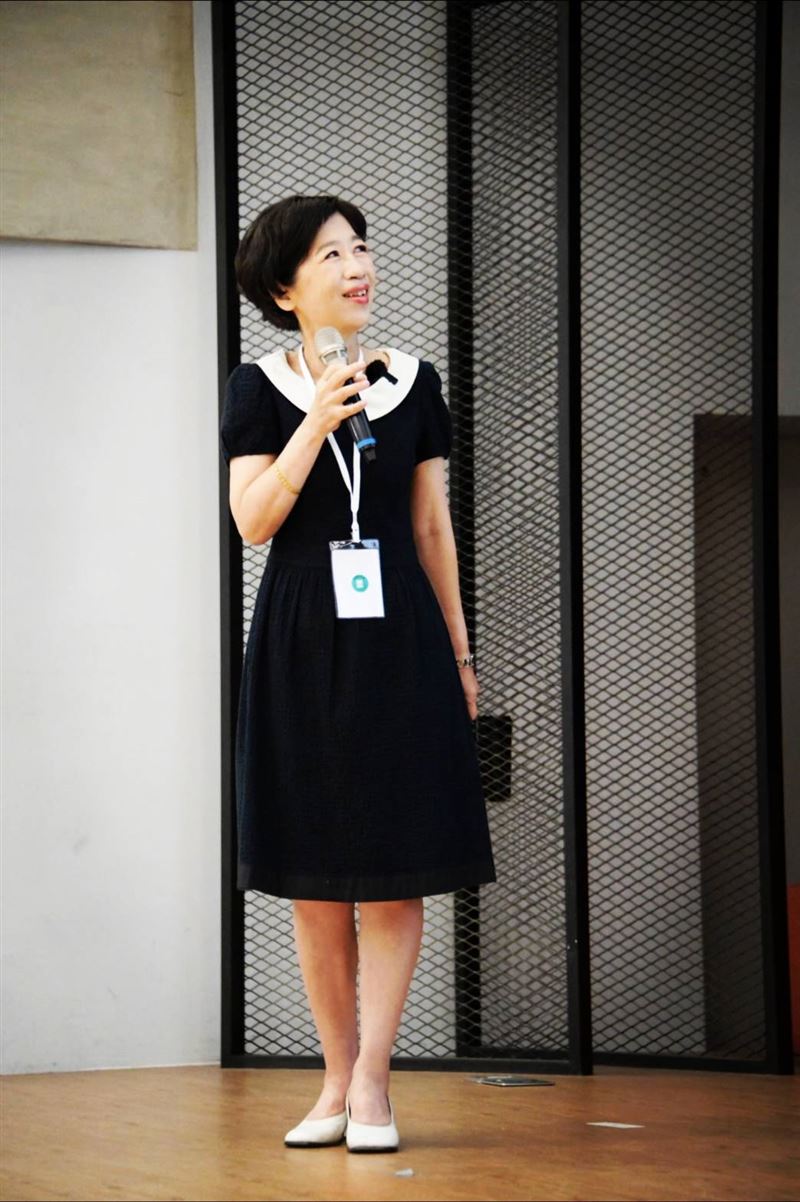 陳佩琪放上自己先前演講的照片，希望自己很快可以再站上演講台跟大家見面。（圖／翻攝自陳佩琪臉書）