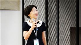 陳佩琪放上自己先前演講的照片，希望自己很快可以再站上演講台跟大家見面。（圖／翻攝自陳佩琪臉書）