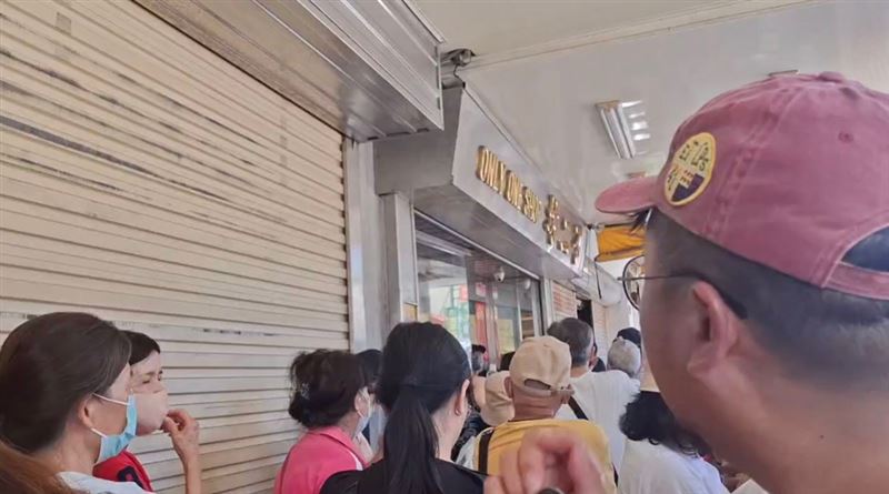 民眾分享親身經歷，稱在現場見到大批代購時，本以為買不到，卻意外受到店員安排，讓散客優先購買。（圖／bordergogo授權提供，未經同意請勿轉載）