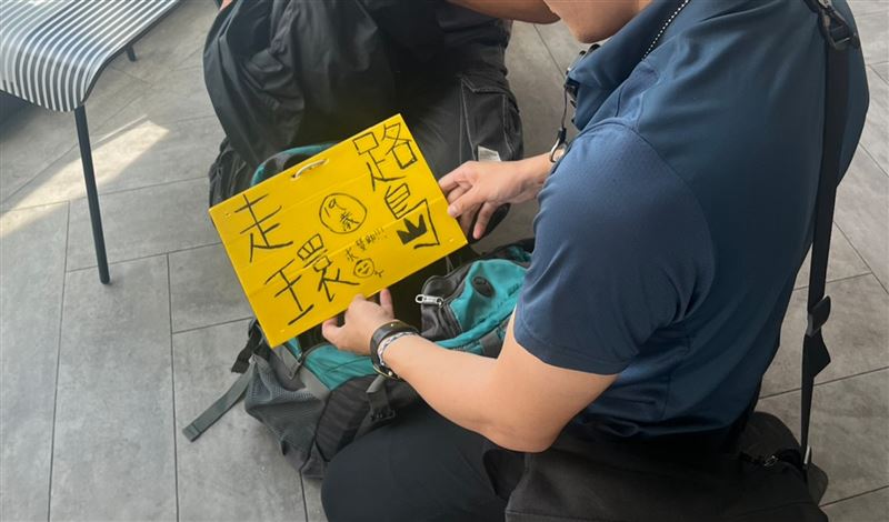 楊男表面上起來在徒步環島，實則邊走邊騙花光從歌迷的90萬元血汗錢。（圖／翻攝畫面）