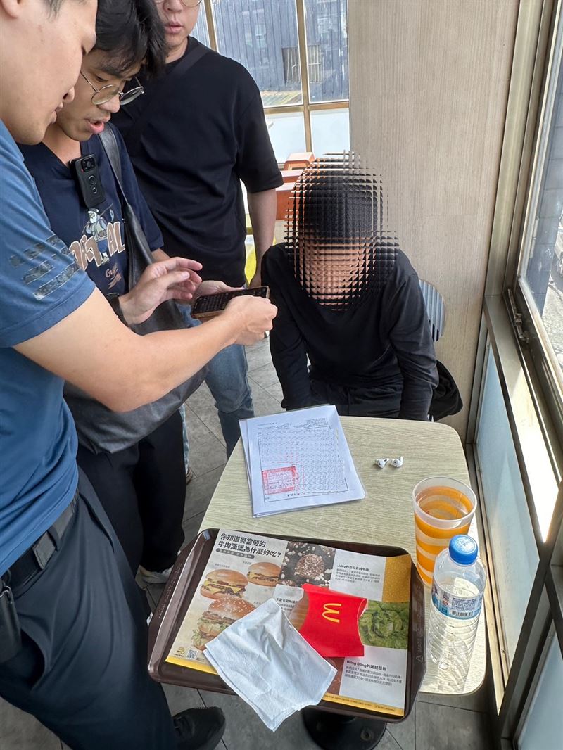 當刑警將拘票放在眼前的當下，楊男身上只剩18元，最終只能買薯條飲料果腹。（圖／翻攝畫面）