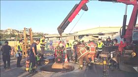 2名工人進行汙水下水道工程時昏迷，消防隊進行搶救。（圖／翻攝畫面）